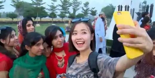 中国游客去巴基斯坦旅游,买水时被老板拉住不让走,真相让人感动