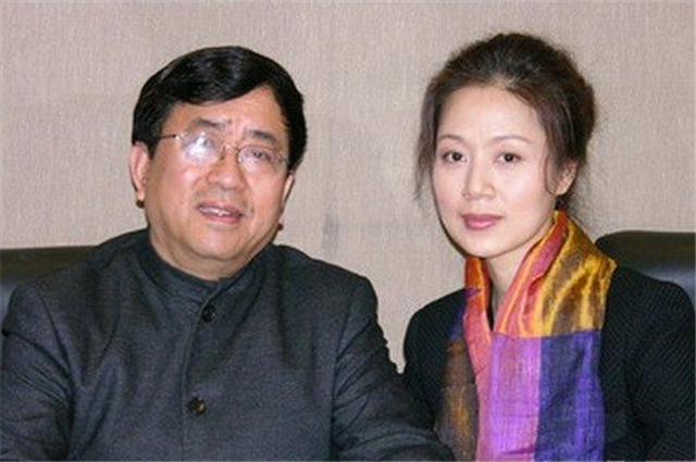 余秋雨为啥身败名裂,为什么余秋雨被拉下神坛