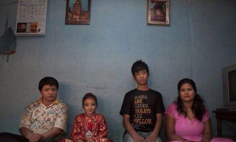 尼泊尔“活女神”双脚不能沾地,初潮就退位,无人敢娶