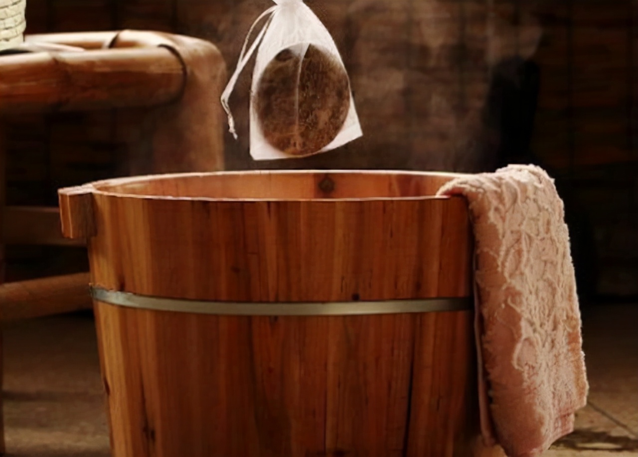 睡前艾叶煮水泡脚有什么好处,每晚用艾叶泡脚有什么好处和坏处