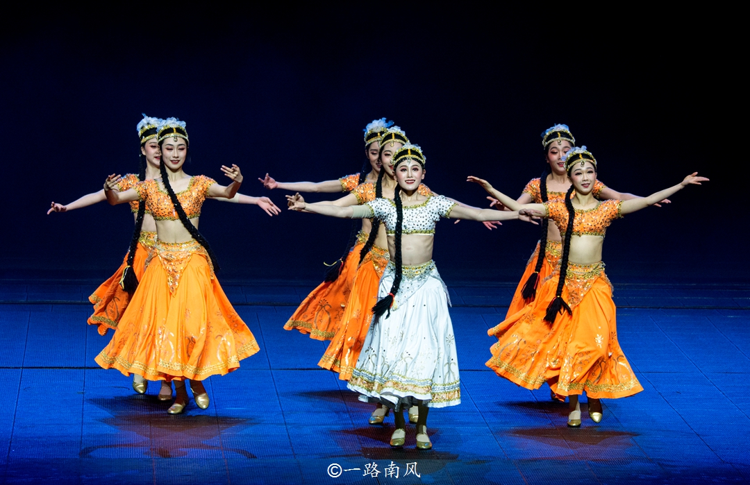 美女介绍丽江千古情景区,丽江千古情景区人多吗