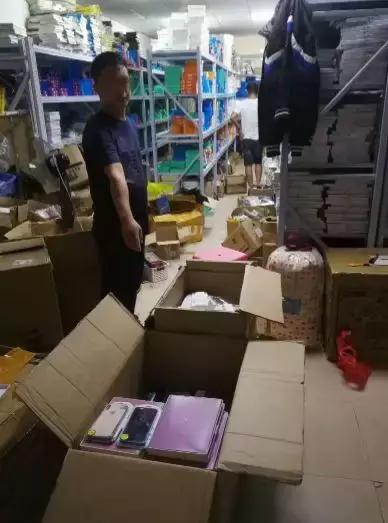 南宁民生路这家店卖“山寨”手机配件,狠赚十几万!员工:我们都不敢用