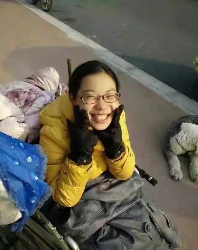 梦想自驾环游中国的轮椅夫妻,男生骑自行车带轮椅女环游中国