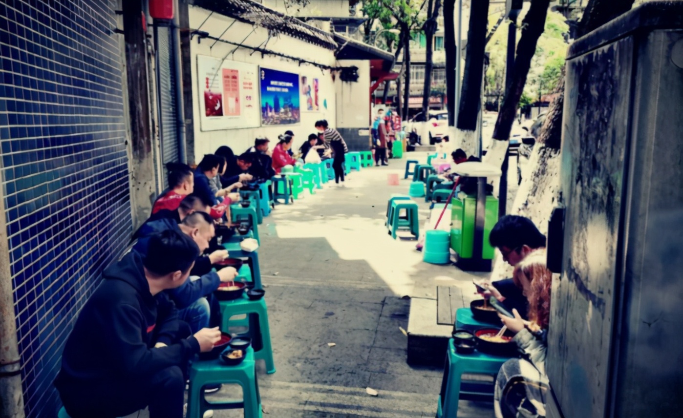 成都最火的板凳面,成都最牛鳝鱼面100块