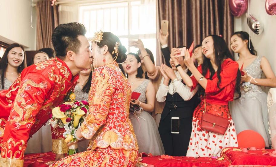 婚礼上与宾客手机互动的小游戏,军人婚礼伴郎团队接亲小游戏