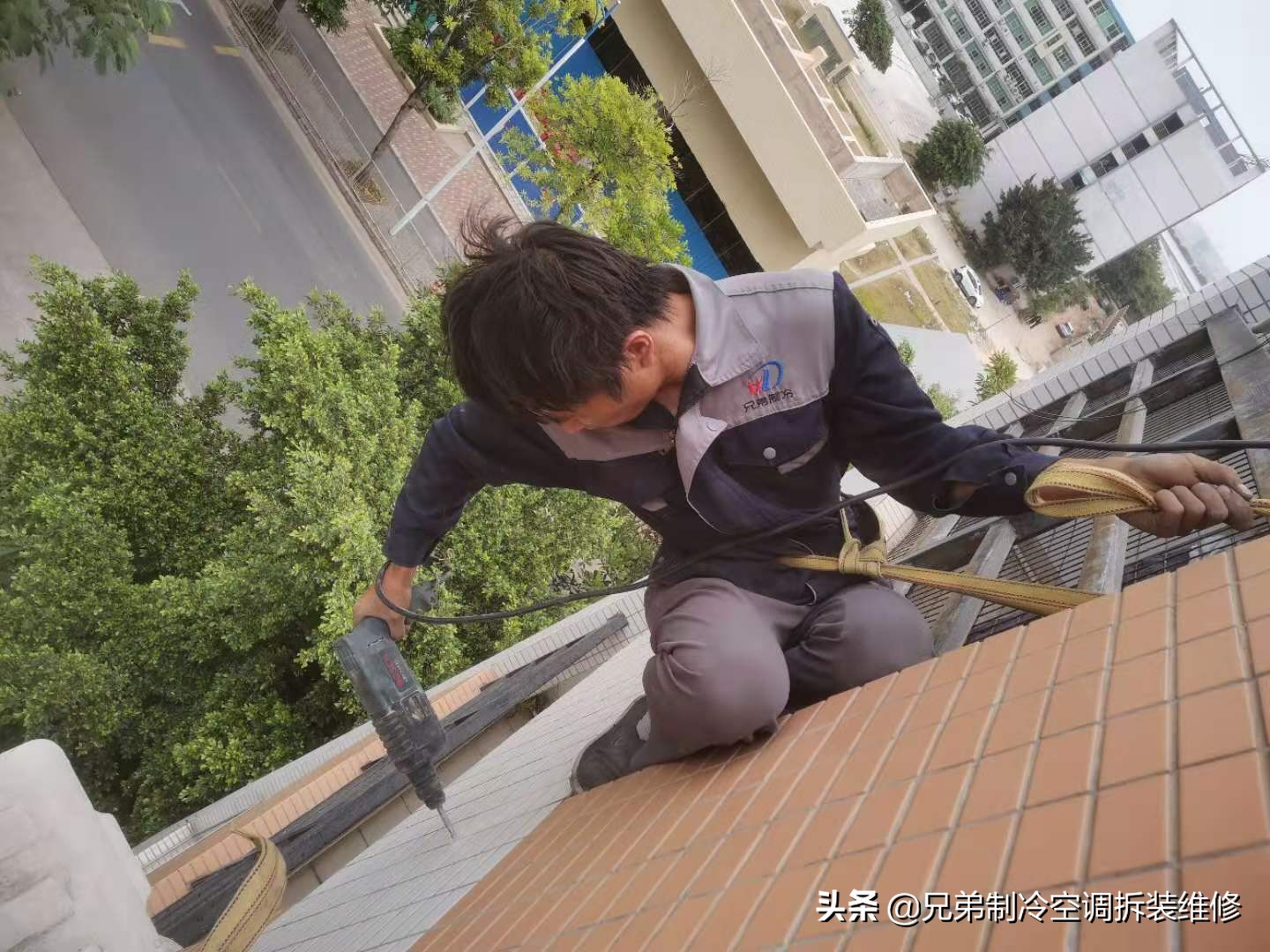 空调安装师傅们也不容易,空调安装工学徒累不累