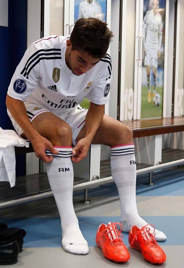 拆开刚买的小腿袜，男朋友特严肃的问：是不是打算饭后去踢个球？