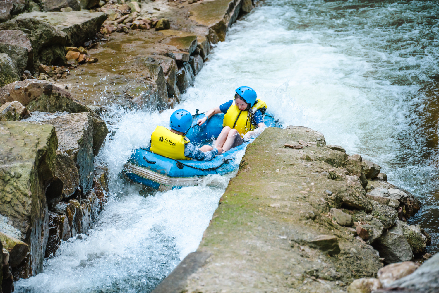 浙江湖州仙龙峡溯溪漂流,安吉仙龙峡溯溪