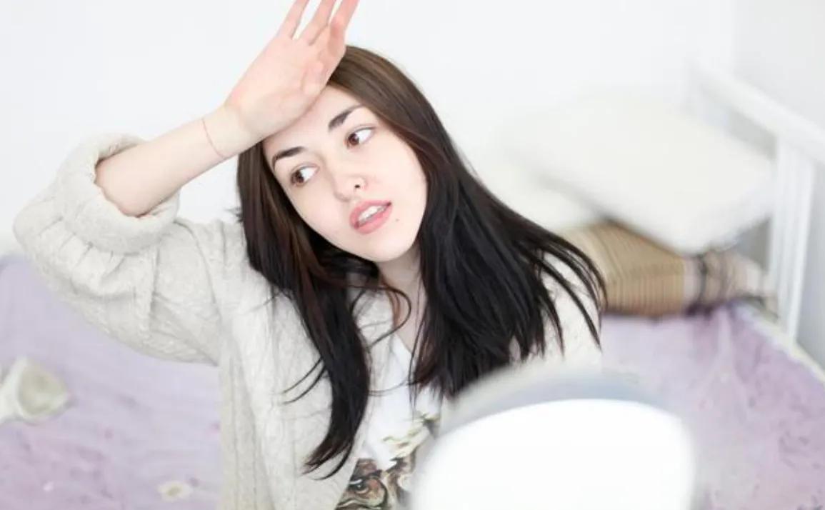 如何缓解经期头疼恶心,经期吃什么缓解头疼