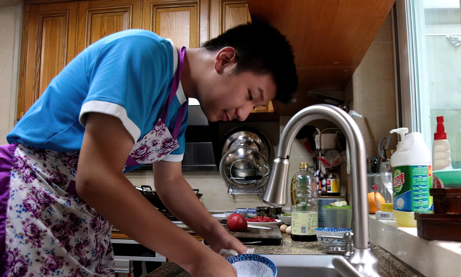 12岁少年成为家里顶梁柱,独自照顾残疾母亲,孝心感动无数人