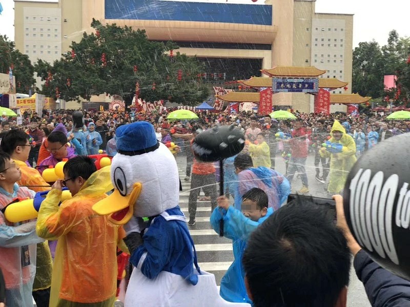 东坑“*身卖**节”,竟有女生被“射”到需要叫安保人员带离现场!