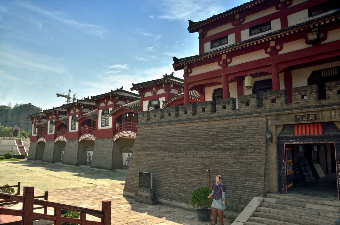 农民富豪为复原秦阿房宫殿，花了2亿元，却因违建被拆变小树林