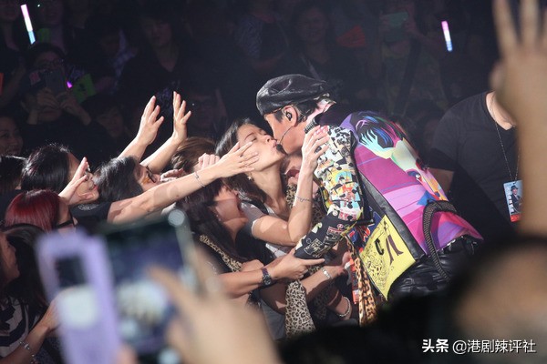 演唱会取消员工被辞退，许冠杰自掏25万帮补，期望共度艰难时刻