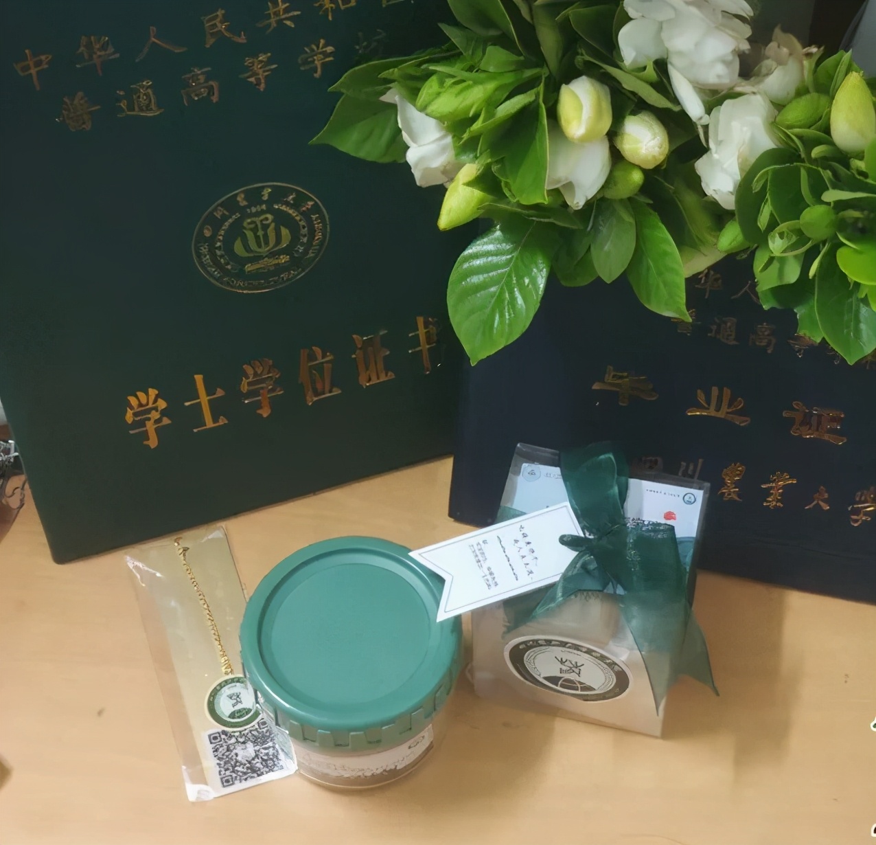 这些高校送的毕业礼物火了,送瓜的,送芯片的,还有送男朋友的