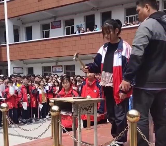 河南信阳某中学,组织学生集体砸手机,家长和学校的无奈有谁知道