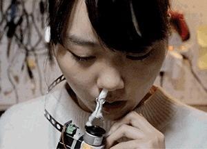 这个日本妹子为找男友发明200个沙雕玩意儿，设计师都没她脑洞大