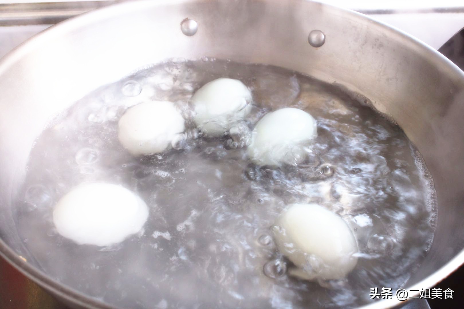 咸鸭蛋怎么腌才能个个流油,咸鸭蛋怎样腌不咸且流油