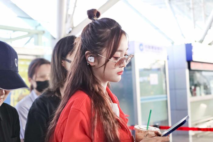 吴宣仪吊带丸子头,吴宣仪两个丸子头特别可爱