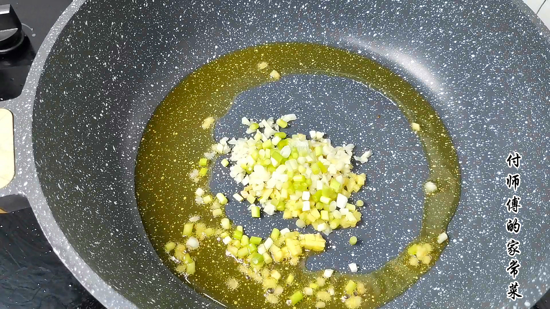 为啥蛋炒饭做得这么粘,为什么做蛋炒饭总是粘锅