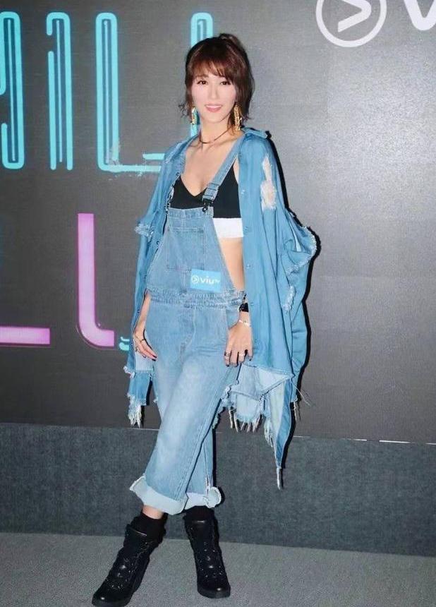 李彩桦穿背带视频,李彩桦运动内衣搭配