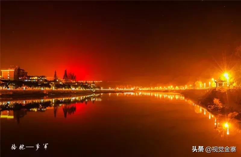 金寨城市夜晚霓虹灯璀璨,金寨山城夜景美景