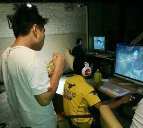 外卖小哥颜值高走红,全网最牛外卖小哥画画