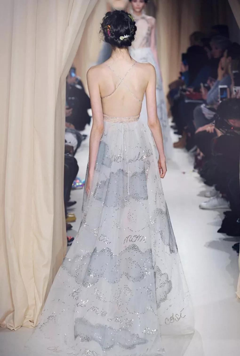 刘亦菲金裙子,刘亦菲穿一袭仙女裙现身活动