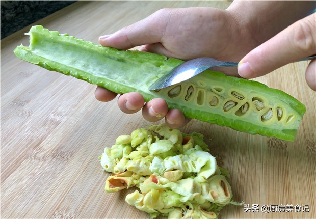 凉拌苦瓜最好吃的做法简单,苦瓜怎么凉拌不发苦