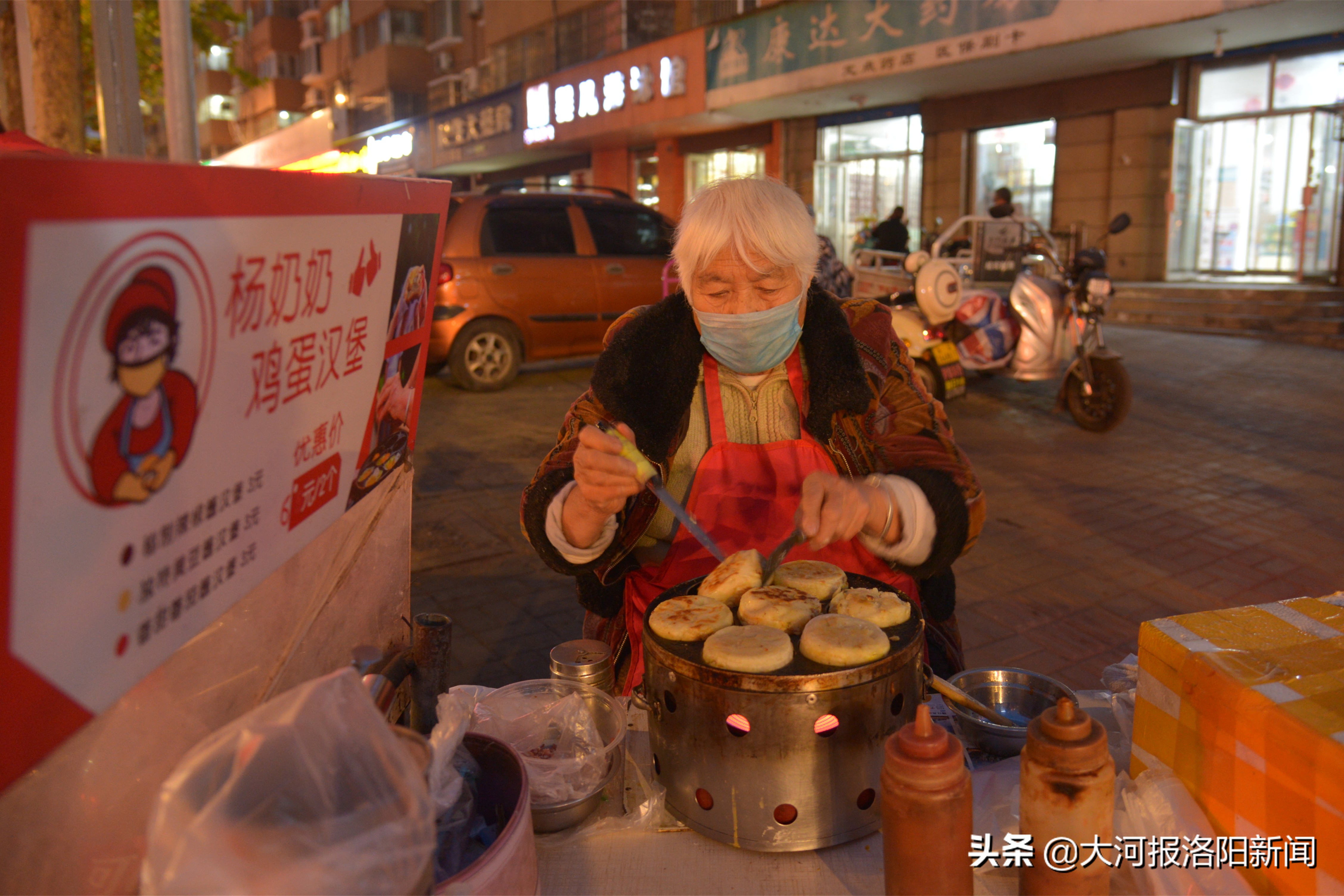 70岁老人摆摊赚零花钱,80后摆摊创业的真实经历