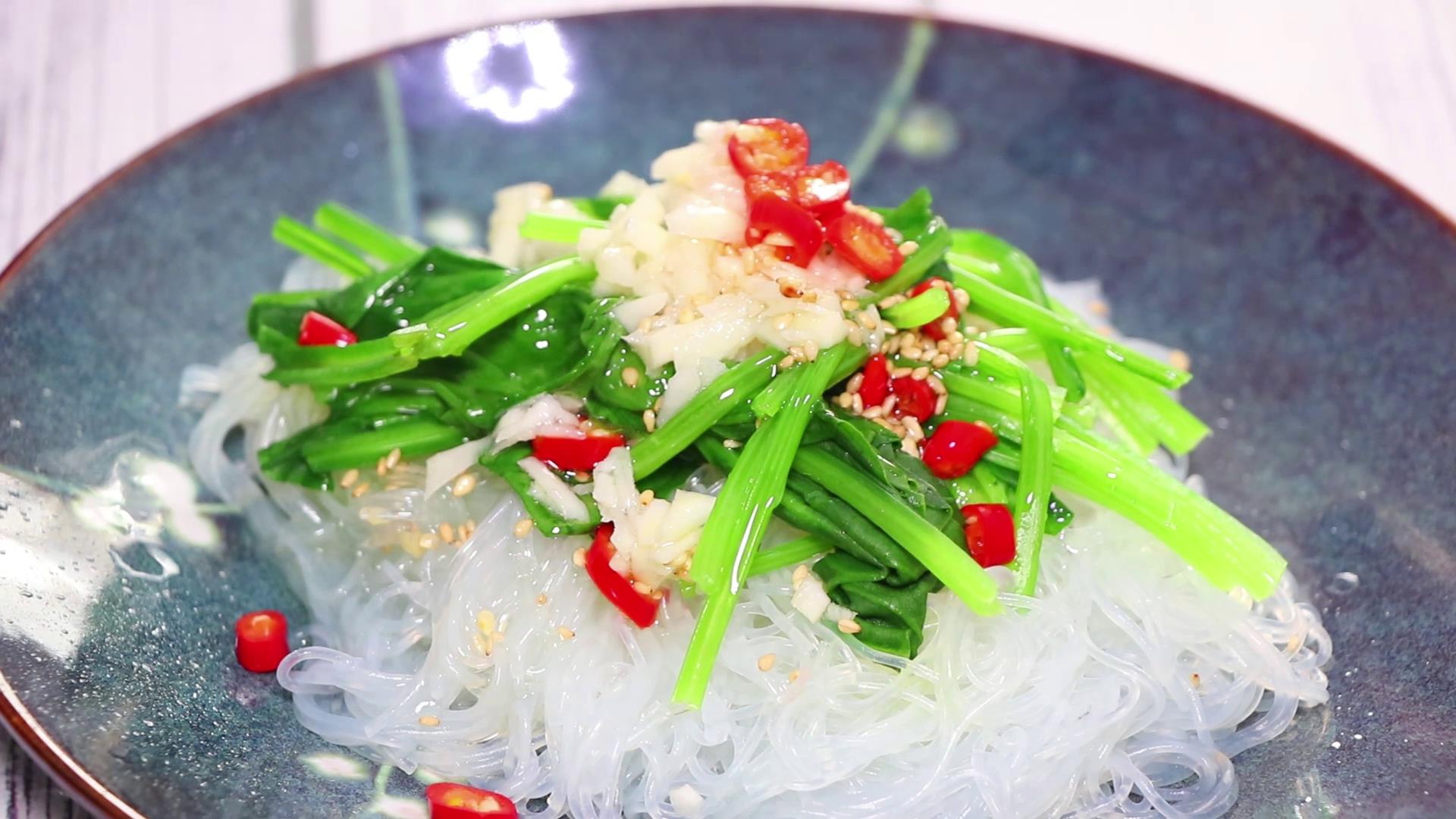 做凉拌菜粉丝,凉拌粉丝就这么一碗都不够吃