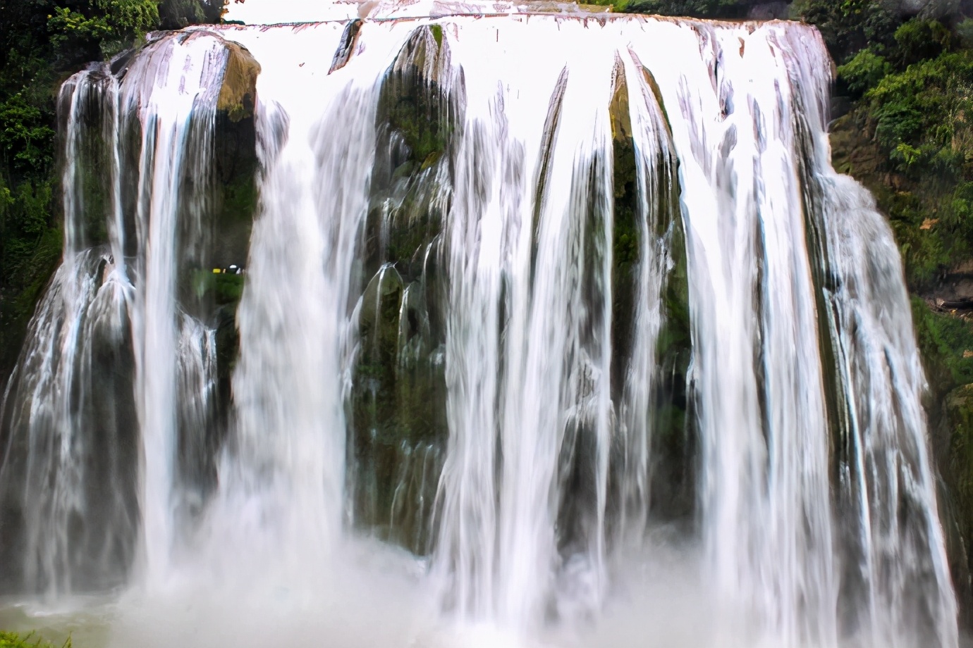 黄果树大瀑布，简直是疑是银河落九天的奇景，壮观而震撼