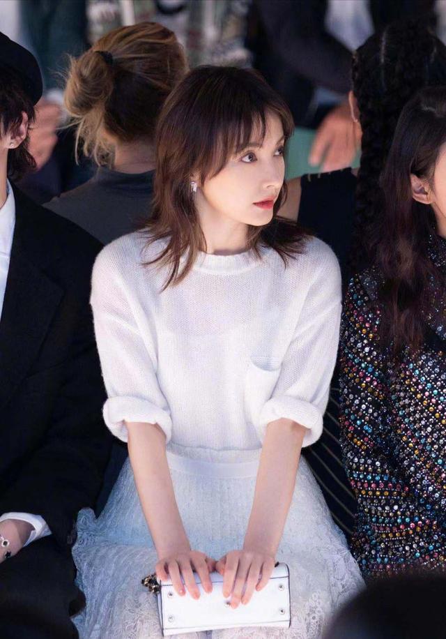 吴昕金属光泽吊带裙时髦,吴昕黑色衬衫高腰短发