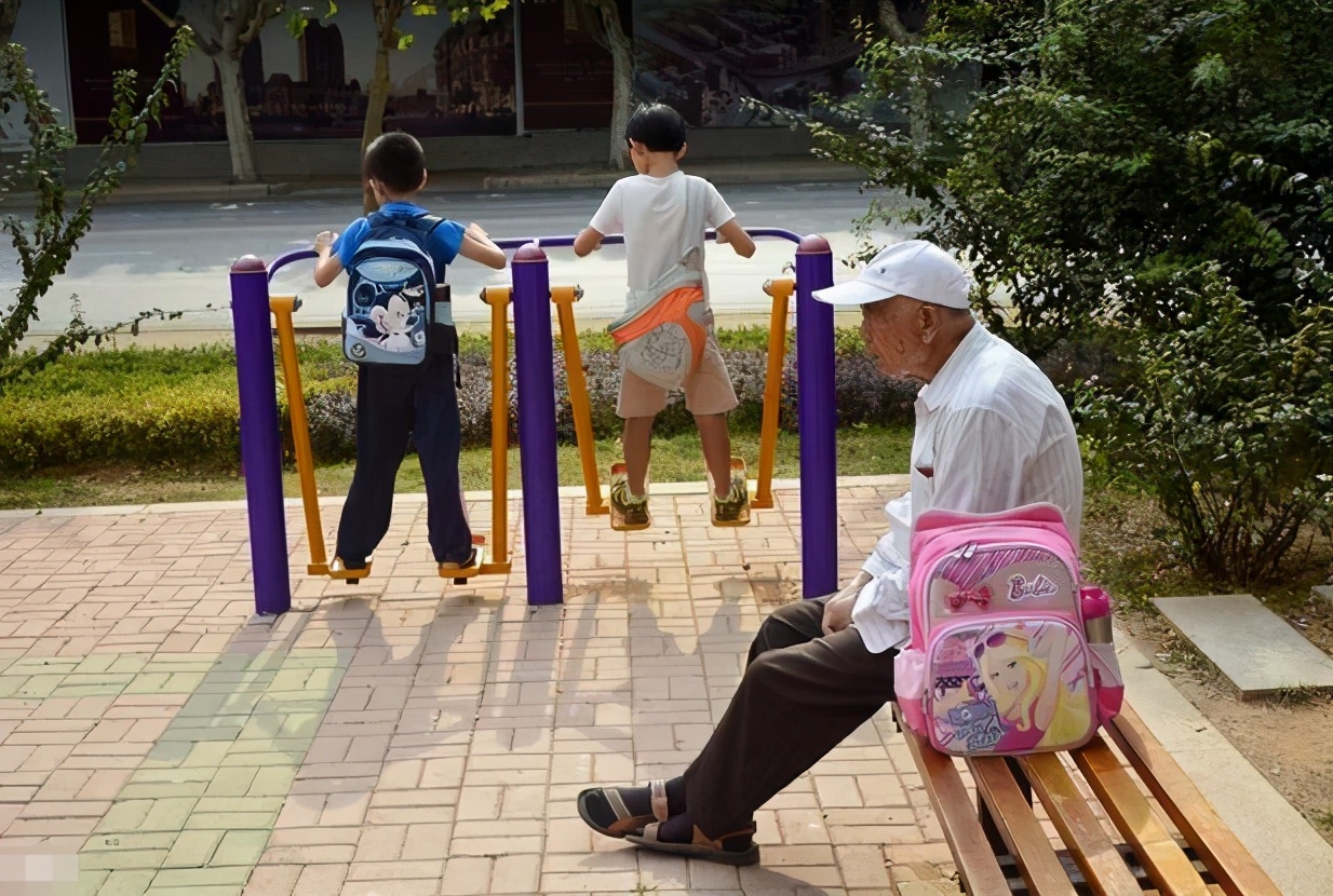 老人对待孙子和外孙子的区别在哪,老人对外孙和孙子一样吗