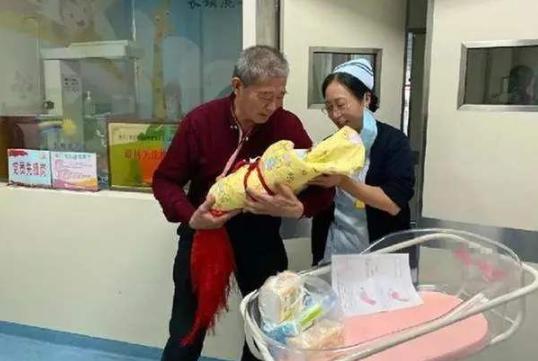 67岁高龄不听劝生三胎,67岁大妈不顾反对偏要生三胎