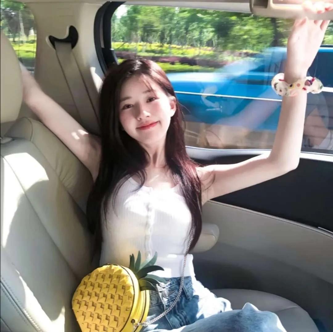 赵露思迪丽热巴闺蜜头像,一半是鞠婧祎一半是赵露思头像