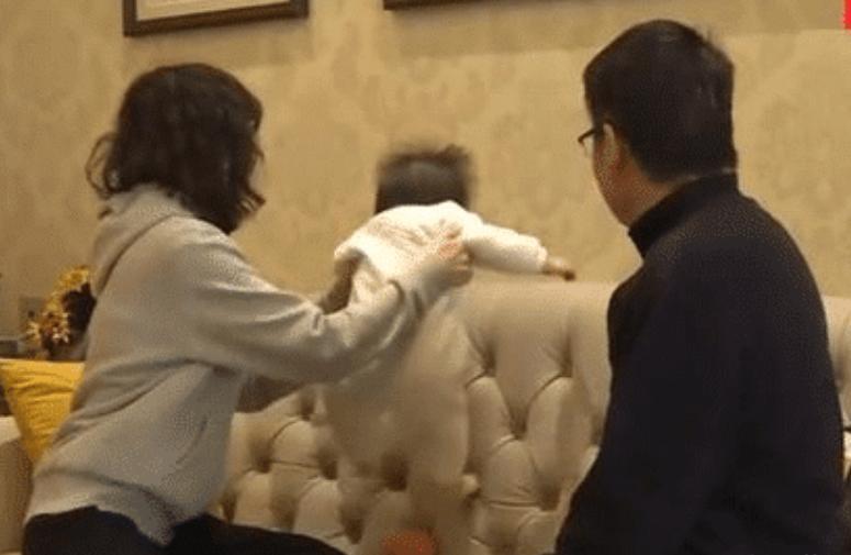 婴儿呛奶妈妈急救,育婴师被呛奶讲解视频