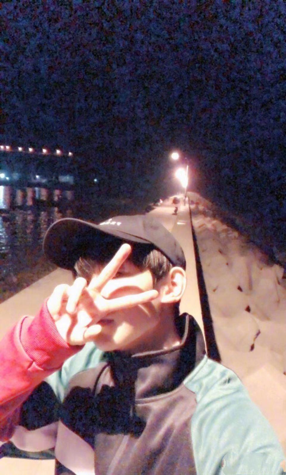 王源高低腿绝技第一次尝试笑翻了,王源说的自拍方法