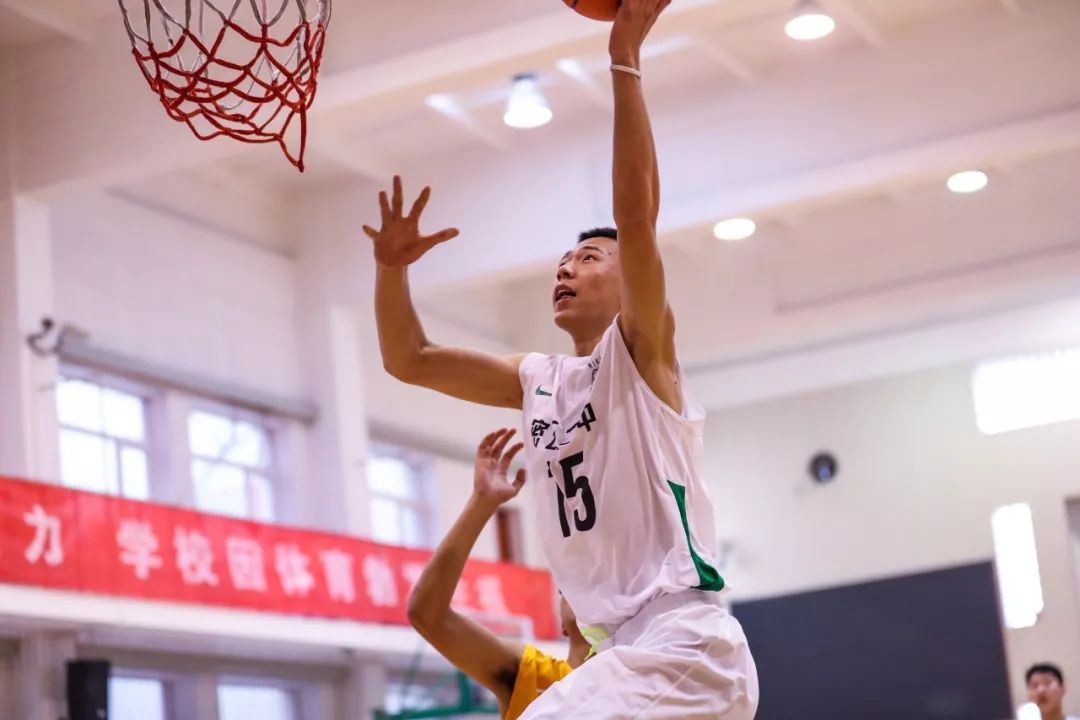 新·十六强齐亮相高中赛场惊现*力暴**隔扣丨18-19耐克高中联赛