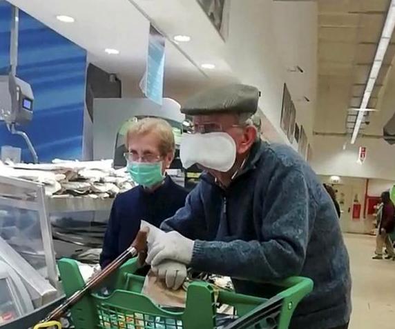 英国大爷用卫生巾当口罩,逛超市众人围观,你大爷还真是你大爷