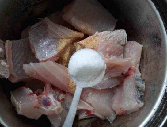 炸鱼块太粘锅？下锅前多做这一步，块块都完整