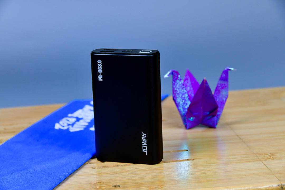 乔威自带双快充移动电源,乔威移动电源充电