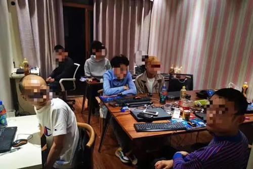 19岁少年，花318万舔到女主播，到底值不值？