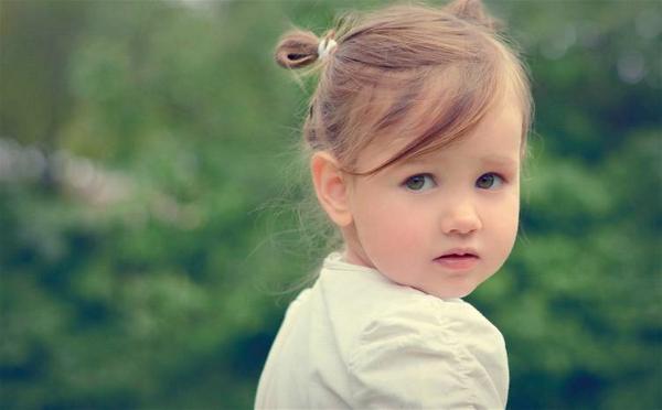 姐弟俩坐地铁火了，一个举动获千万网友点赞：这才是真正的富养