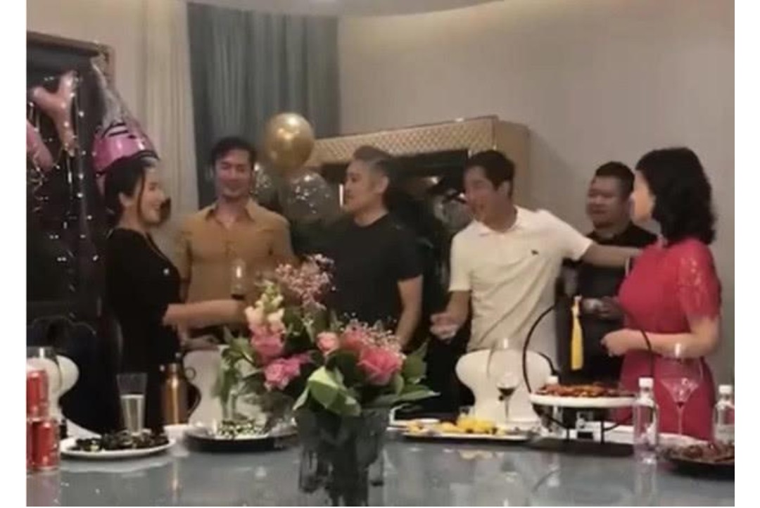 吴秀波盛装出席,吴秀波出席私人宴会