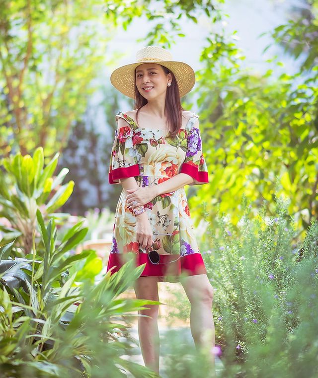 还是泰国华裔富婆潇洒!穿花裙亮相比花儿美,拒绝泰王求爱真明智