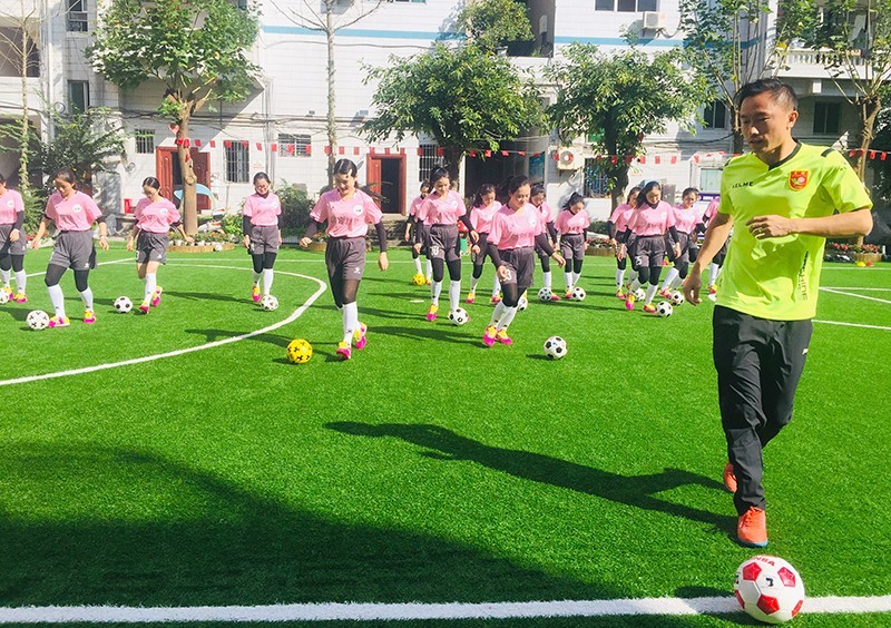 少儿足球培训班趣味游戏,幼儿园零基础足球训练趣味游戏