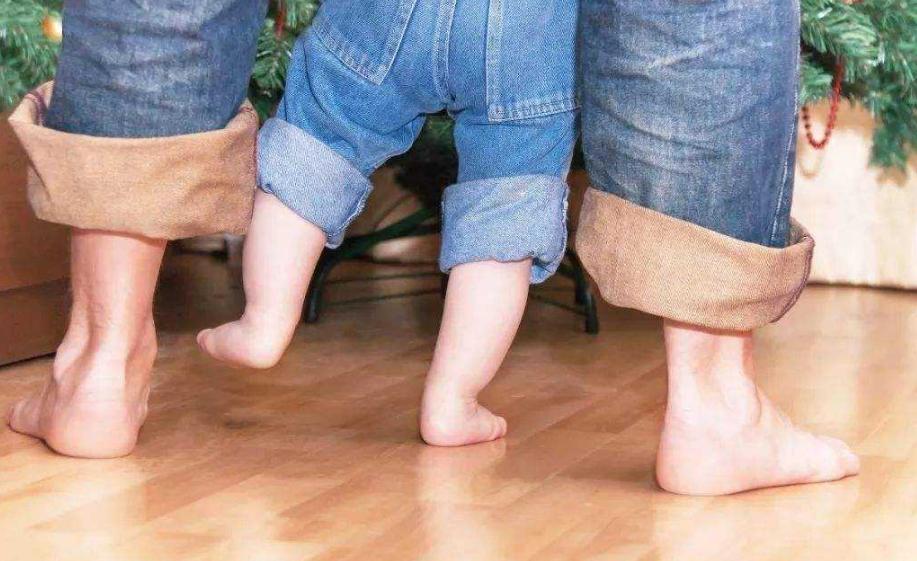 小孩的脚要不要穿袜子,宝宝光脚穿不住袜子怎么办