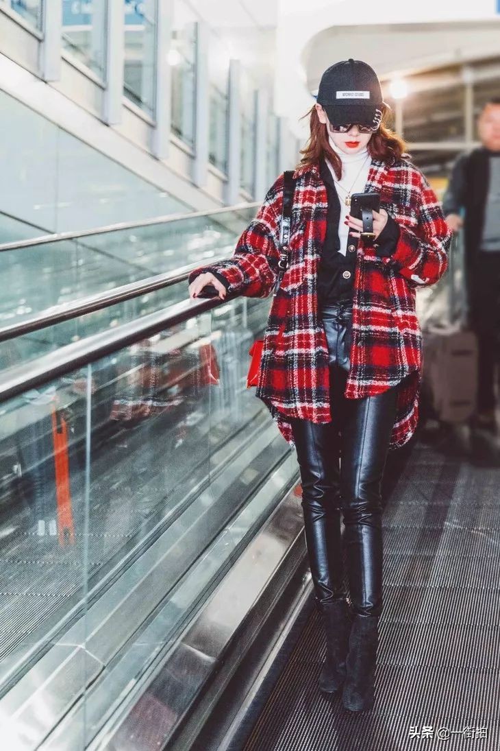 戚薇放大招了,竟穿了羽绒服和睡衣现身机场,混搭界的扛把子啊!