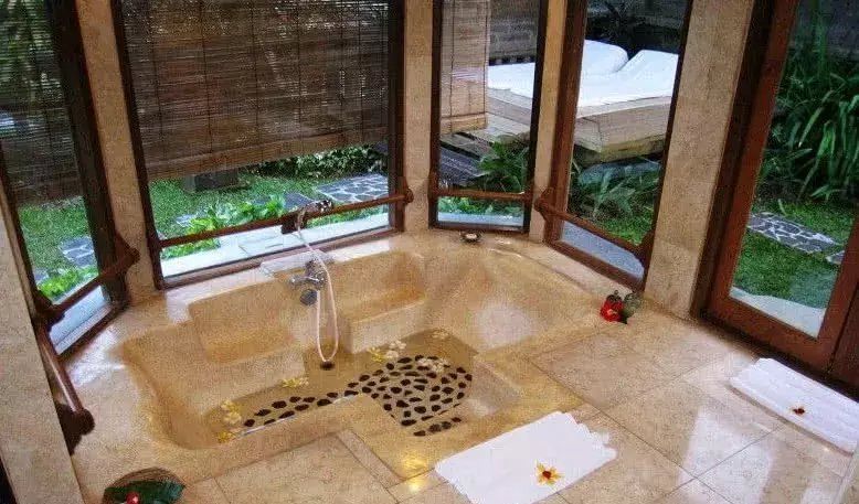 一楼邻居做下沉式浴缸，头回见卫生间也宽敞了，物业：这是偷面积