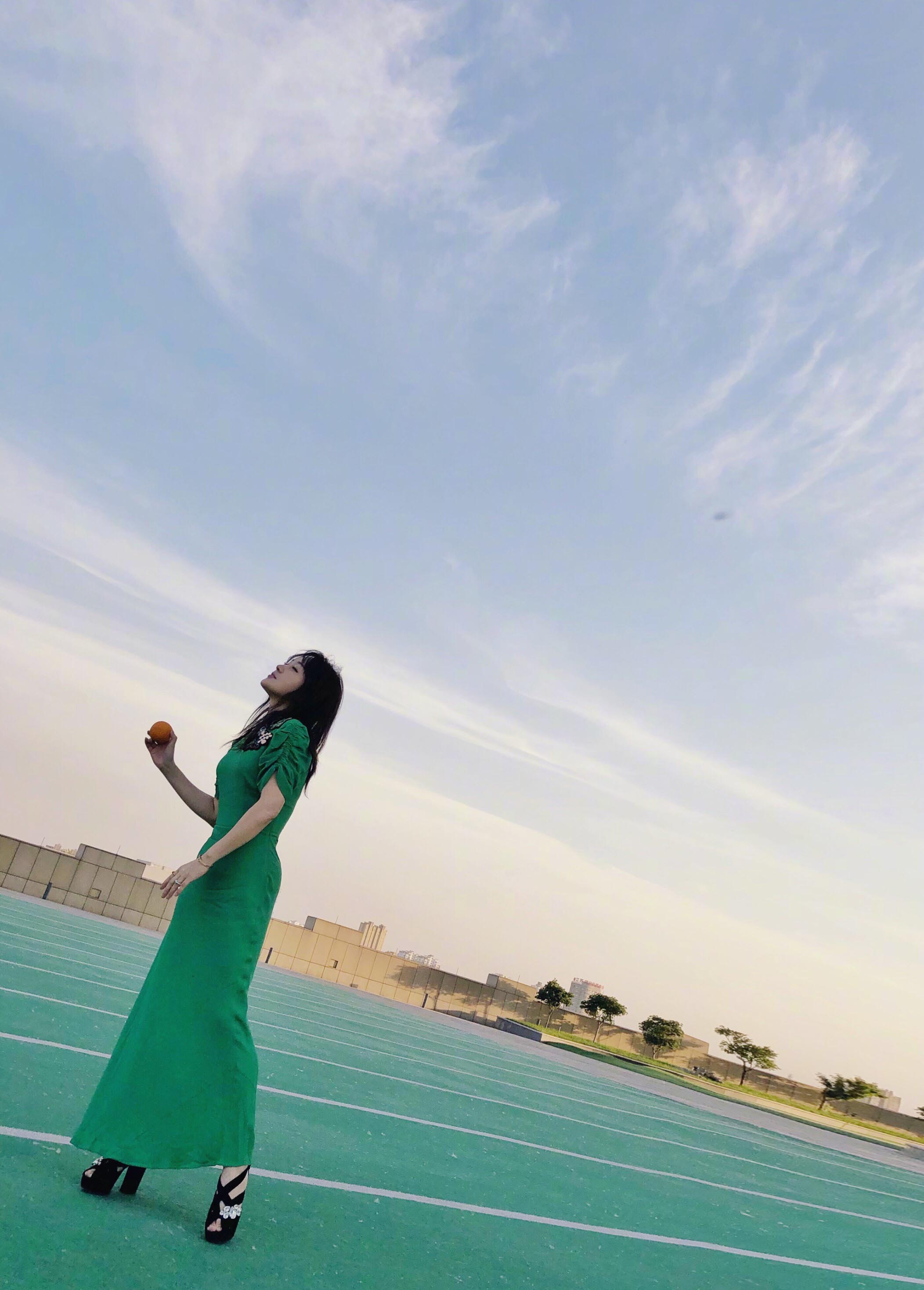 杨钰莹48岁未结婚，穿抹胸碎花裙扎小辫，嫩得还像18岁少女